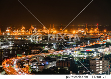 [神奈川縣] 夜間的本牧碼頭和高速公路 118001719