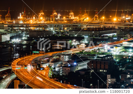 [神奈川縣] 夜間的本牧碼頭和高速公路 118001720