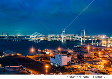 [Kanagawa Prefecture] Yamashita Pier and Bay Bridge at night 118001790