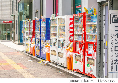 路邊排列著自動販賣機 路邊排列著自動販賣機 118002450