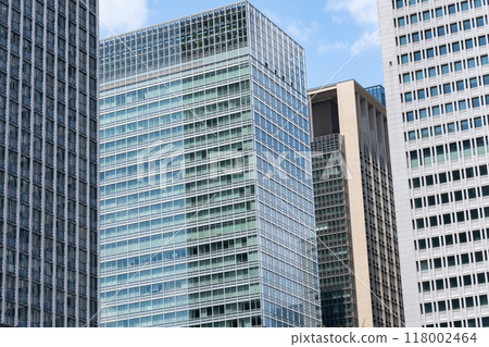 仰望東京大手町摩天大樓的辦公區風景 118002464