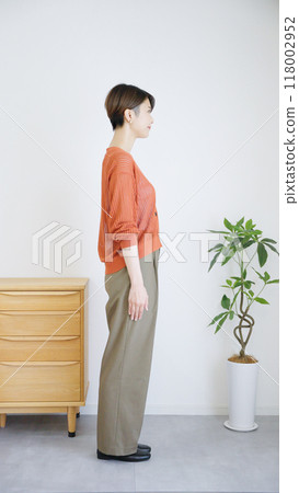 Women's autumn and summer fashion coordination (vertical) Women's autumn and summer fashion coordination (vertical) 118002952