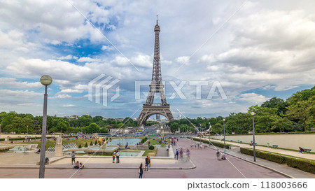 Fountains on famous square Trocadero with Eiffel tower in the background timelapse hyperlapse. 118003666