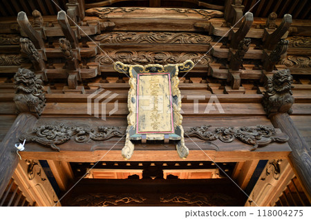 Sanyasu Shrine, the god of child rearing in Shimooyacho, Maebashi City, Gunma Prefecture, shining in the morning sun 118004275