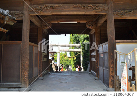 群馬縣前橋市下大谷町的育兒之神三安神社在朝陽下熠熠生輝 群馬縣前橋市下大谷町的育兒之神三安神社在朝陽下熠熠生輝 118004307