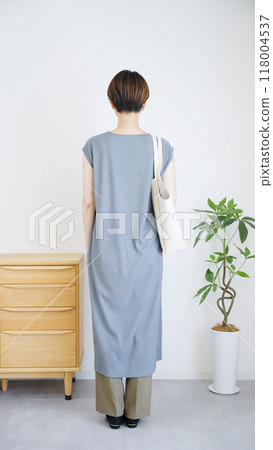 Women's autumn and summer fashion coordination, full body (vertical). Women's autumn and summer fashion coordination, full body (vertical). 118004537