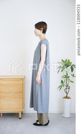 Women's autumn and summer fashion coordination, full body (vertical). Women's autumn and summer fashion coordination, full body (vertical). 118004553