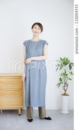 Women's autumn and summer fashion coordination, full body (vertical). 118004555