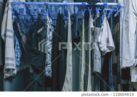 A man living alone drying clothes indoors A man living alone drying clothes indoors 118004619