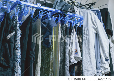 一個人獨居,在房間裡晾衣服 一個人獨居,在房間裡晾衣服 118004620