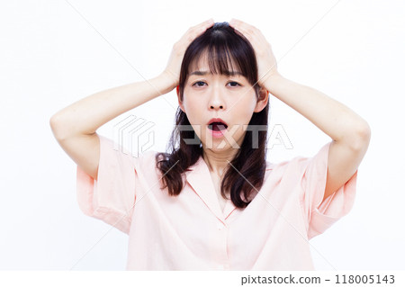 一個驚訝的女人抱著她的頭 118005143