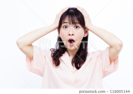 一個驚訝的女人抱著她的頭 118005144