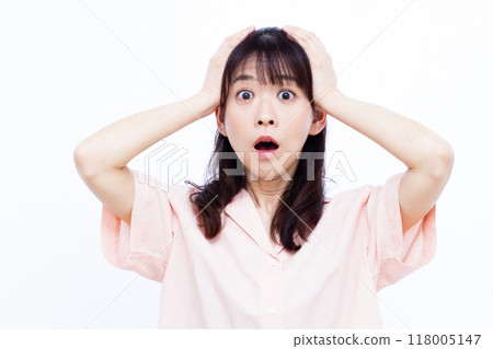 一個驚訝的女人抱著她的頭 118005147