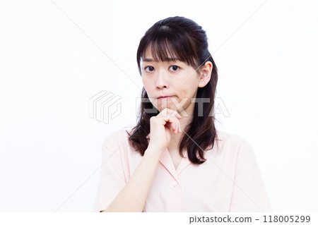 A woman who is seriously worried 118005299