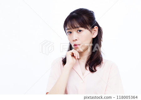 A woman who is seriously worried 118005364