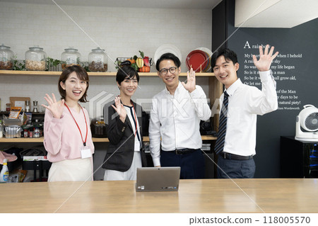 商務4工作人員揮手 118005570