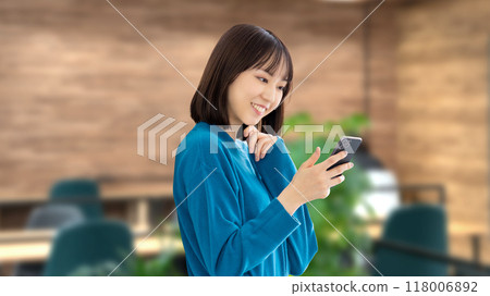 看智能手機的微笑的女商人 118006892