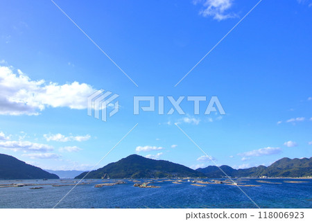 Oyster farming is thriving in Etajima 118006923