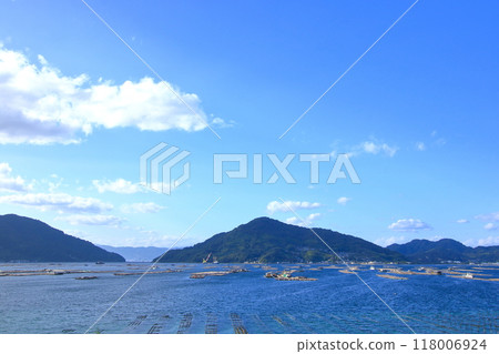 Oyster farming is thriving in Etajima 118006924