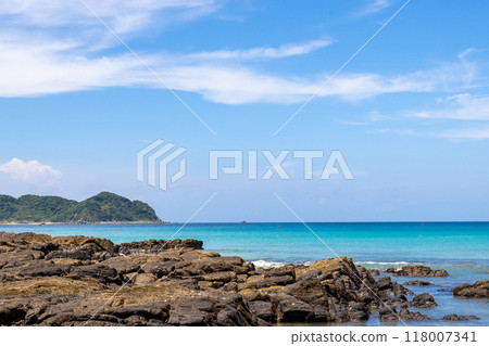 A beautiful swimming beach: Mogushi Beach in Amakusa City, Kumamoto Prefecture 118007341