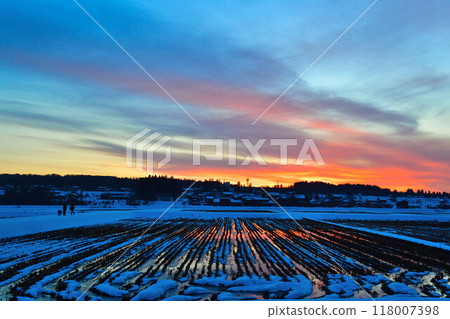 冬季鄉村景觀傍晚（新潟縣） 118007398