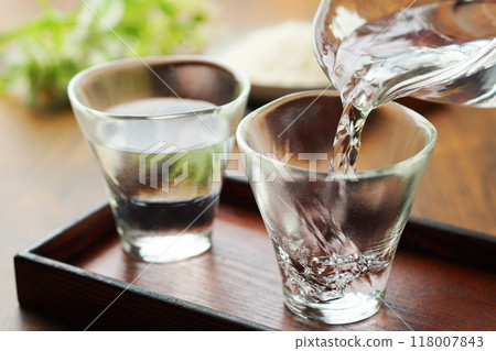 清酒、冷酒、米飯、倒酒 118007843