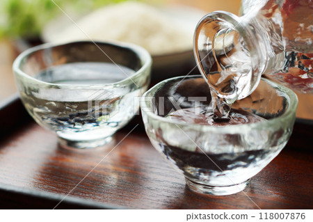 Sake, cold sake, rice, pouring 118007876