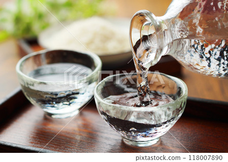 Sake, cold sake, rice, pouring 118007890