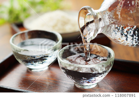Sake, cold sake, rice, pouring 118007891