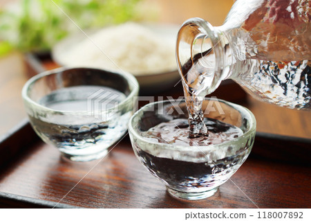Sake, cold sake, rice, pouring 118007892