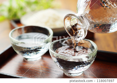 清酒、冷酒、米飯、倒酒 118007897