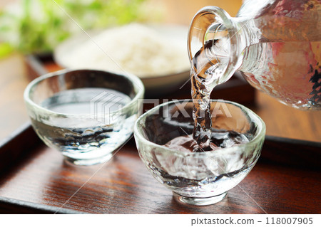 Sake, cold sake, rice, pouring 118007905