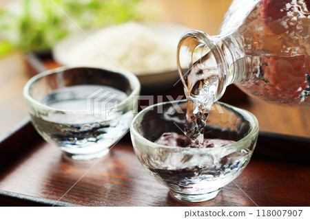 Sake, cold sake, rice, pouring 118007907