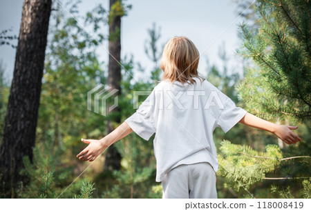 A teenage girl who breathes fresh air and relieves stress in the forest. 118008419