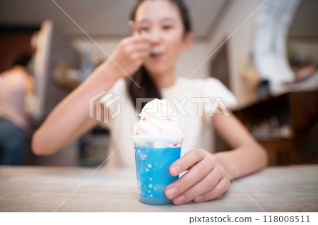 Child's hand eating ice cream 118008511