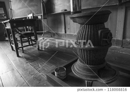 教室裡的復古達摩爐 118008816