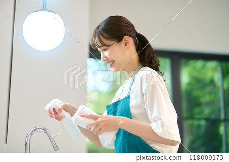 Housewife's housework image cleaning the washroom 118009173