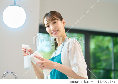 Housewife's housework image cleaning the washroom 118009174