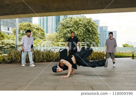 Breakdancing Performance by Urban Dancers in Park Breakdancing Performance by Urban Dancers in Park 118009390