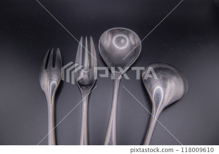 Shiny silver Western-style forks and spoons 118009610
