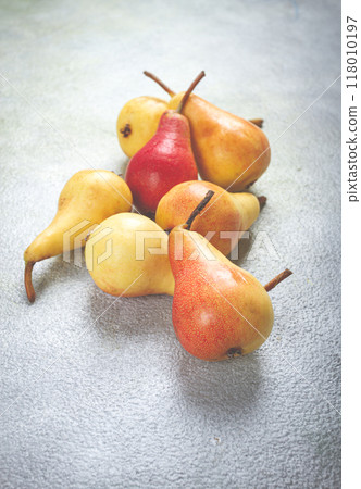 small pears, Duchess variety, scattered on the table, top view, no people, 118010197