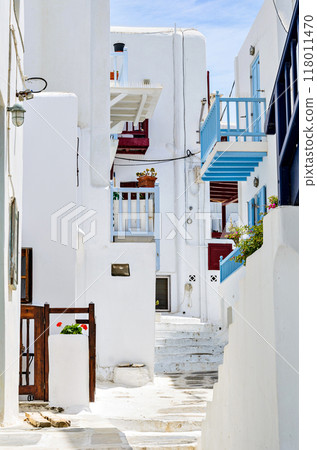 Myconos, views of the white houses with their cobbled streets. Village bathed by the South Aegean Sea, in the Cyclades, Greece 118011470