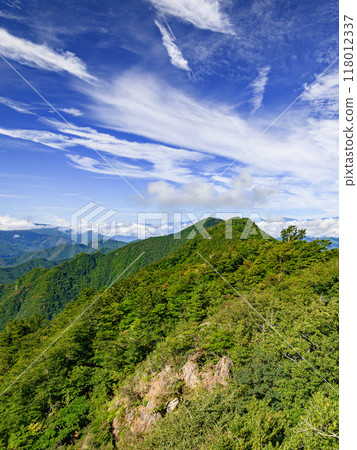A spectacular view of the Misaka mountain range and blue sky from Onigatake in Yamanashi Prefecture 118012337