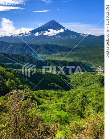 壯觀的夏季山景：從禦坂山脈看到藍天和富士山 118012351