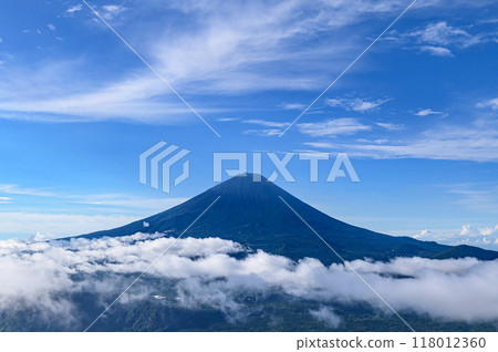 壯觀的夏季山景：從禦坂山脈看到藍天和富士山 118012360