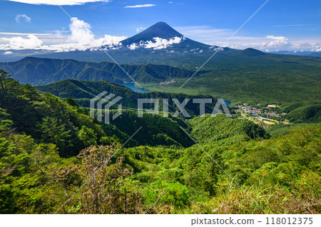 壯觀的夏季山景：從禦坂山脈看到藍天和富士山 118012375