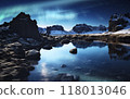 冰島的極光和火山岩、冰川和水面反射的星空 118013046