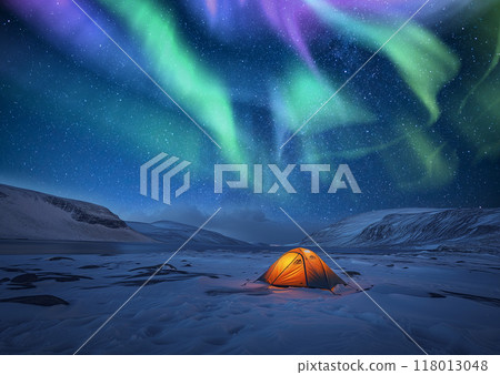 冰島的極光：帳篷上方的冰川與星空 118013048