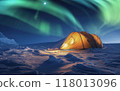 北極光：雪原帳篷上方的星空 118013096