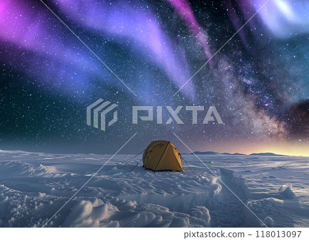 北極極光探險帳篷上空鋪滿了銀河系的星空 118013097